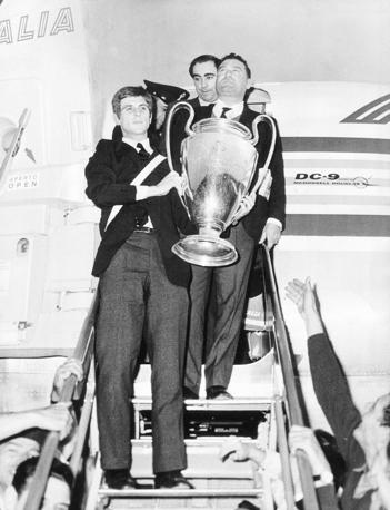 Rivera scende dall'aereo con la Coppa Campioni vinta  contro l'Ajax, nel 1969. Ap